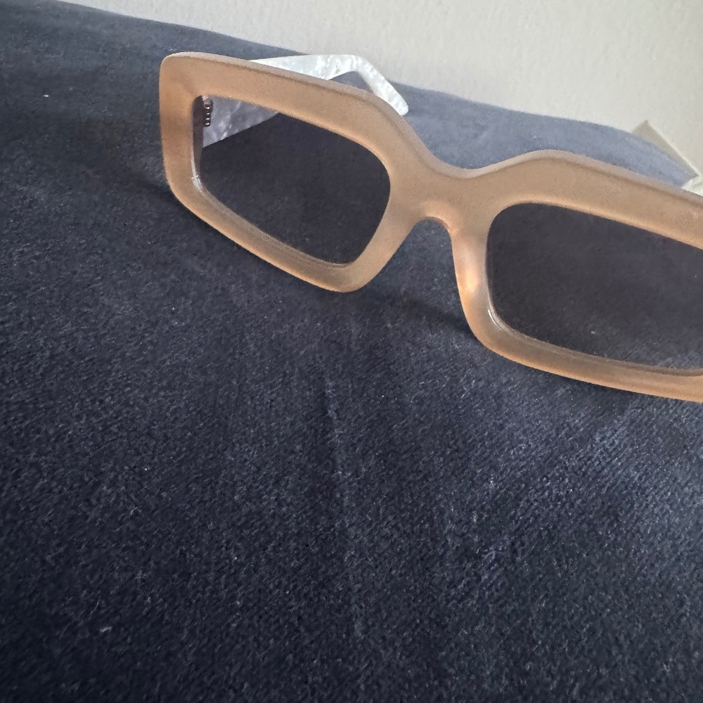 Dezi read the room shades with pouch and original box
